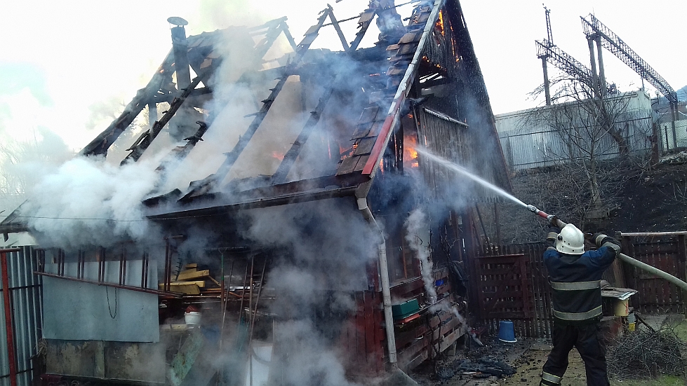 15 березня о 12:52 до Служби порятунку «101» повідомили про загорання господарської будівлі на вулиці Пушкіна, що в смт Воловець.