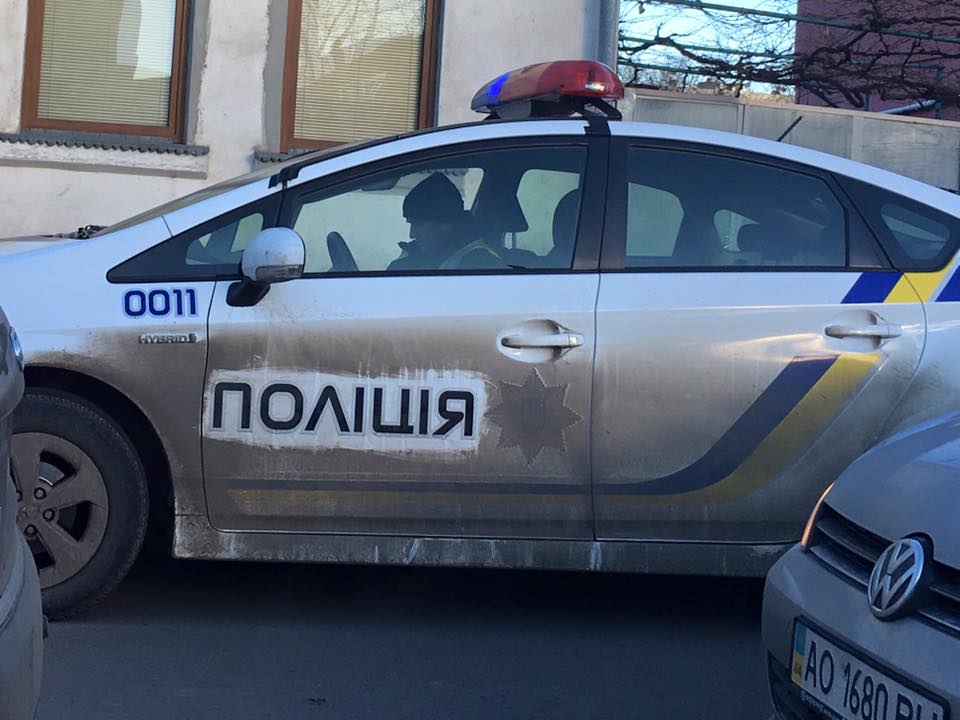 Ужгородская полиция креативно помыла патрульный автомобиль / ФОТО