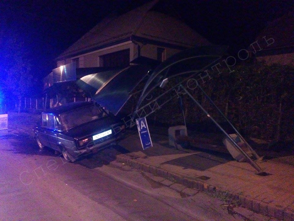 В Ужгороде произошло ДТП: водитель "шестерки" снес автобусную остановку на Таможенной / ВИДЕО