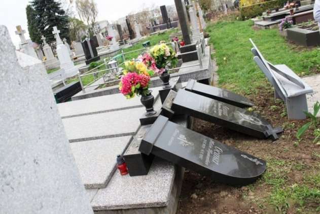 Наслідки масового вандалізму місцеві мешканці села Грушово помітили у неділю, другого червня: на кладовищі невідомий пошкодив понад 30 могил. 