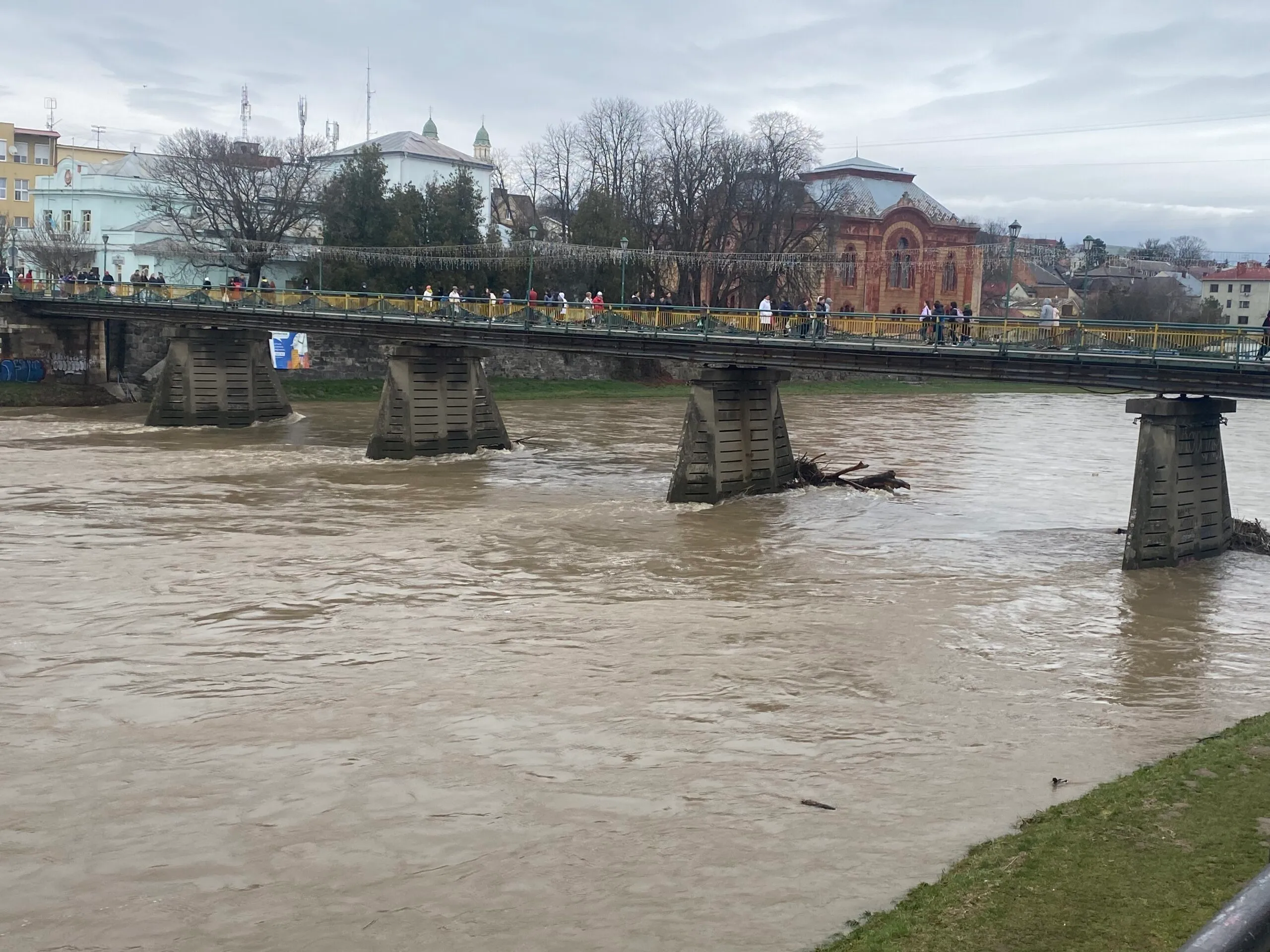 В Ужгороді значно піднявся рівень води в річці Уж.