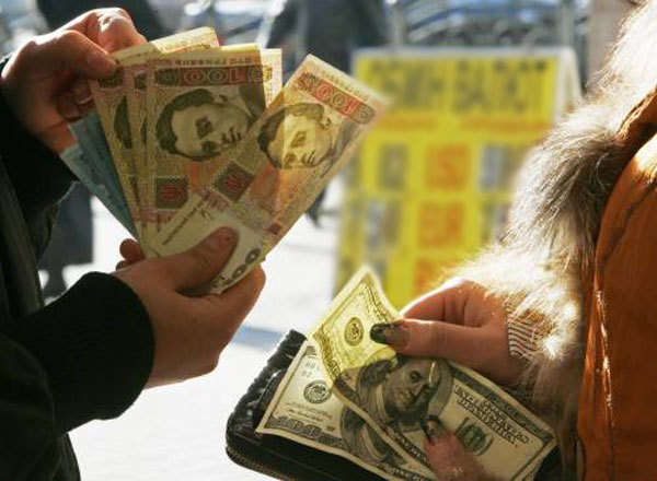 Доллар в обменниках достиг почти 26 гривен.