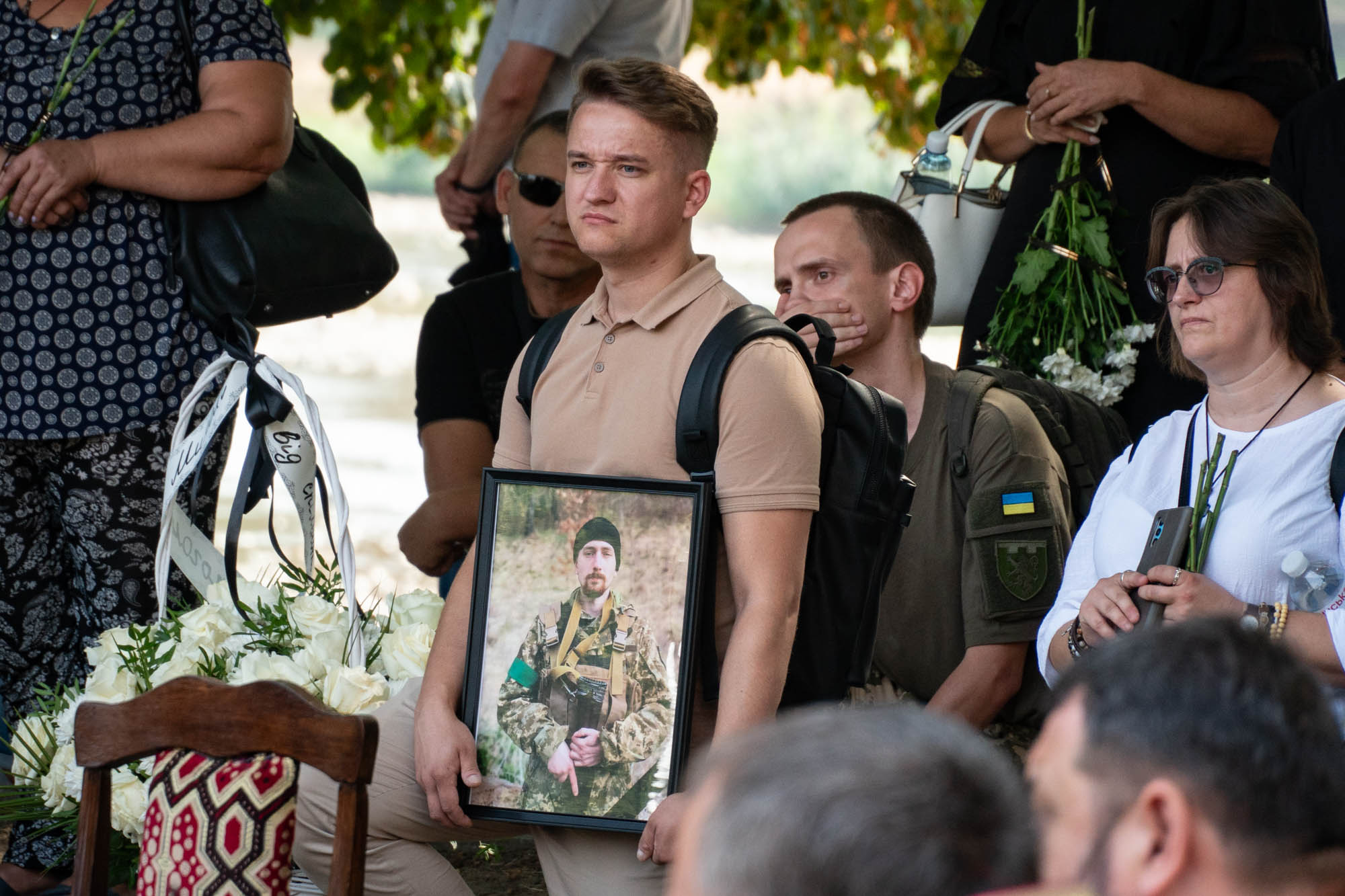 "Талановитий історик, який мав бронь і міг залишитись в тилу, проте добровільно пішов на фронт": на Закарпатті віддали сирій землі полеглого захисника (ФОТО)