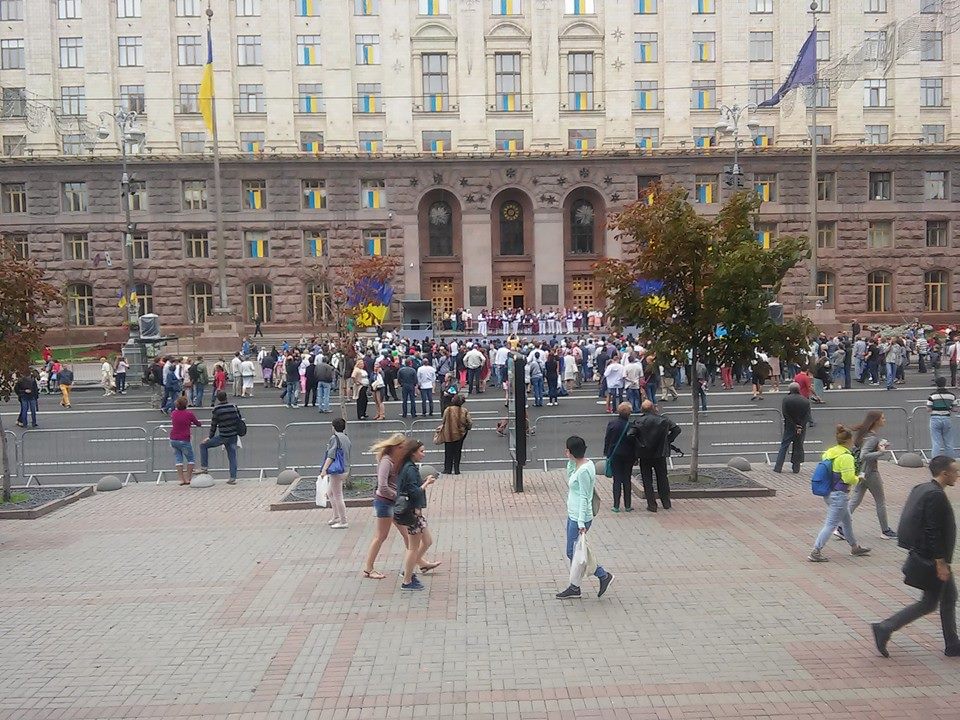 Вчера, 24 августа, после масштабного военного парада в центре Киева на лестнице КГГА состоялся колоритный концерт.