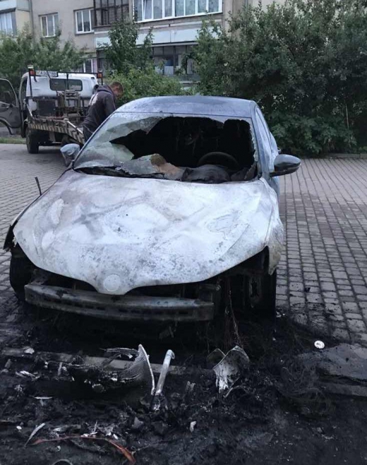Сьогодні вночі в Ужгороді відбулось загорання транспортного засобу військовослужбовця Держприкордонслужби. Автомобіль належав офіцеру внутрішньої та власної безпеки.
