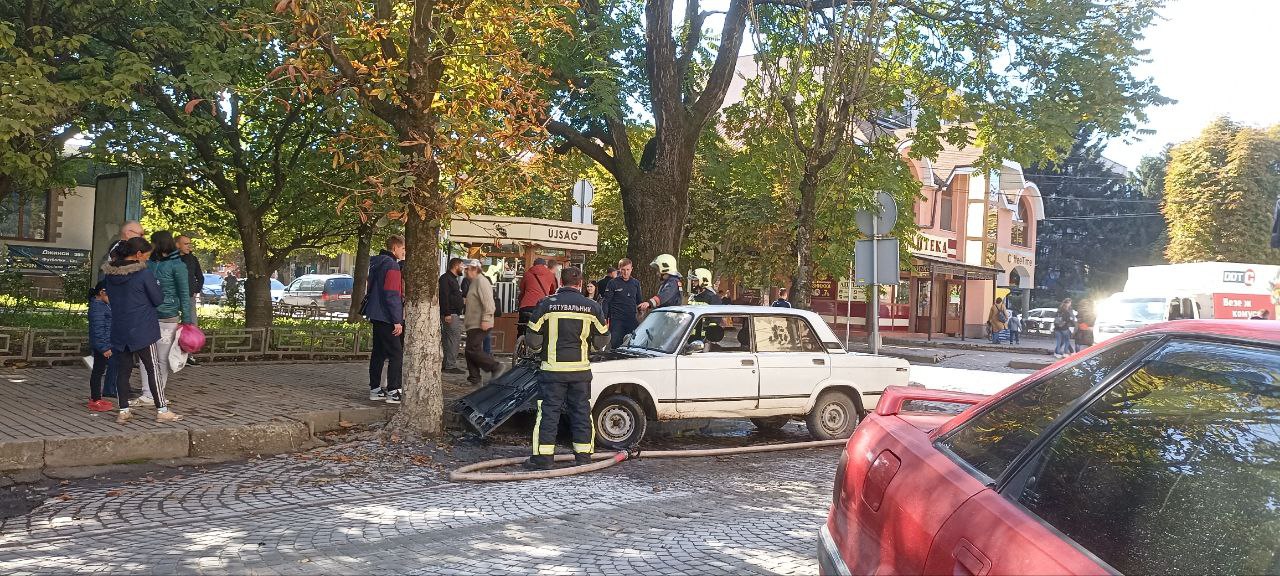 Стало відомо про загоряння автівки посеред дня у центрі міста Виноградів.