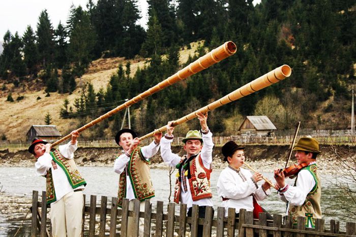 У неділю (19.08) на березі озера Синевир відбувся ХІІІ фестиваль «На Синевир трембіти кличуть».