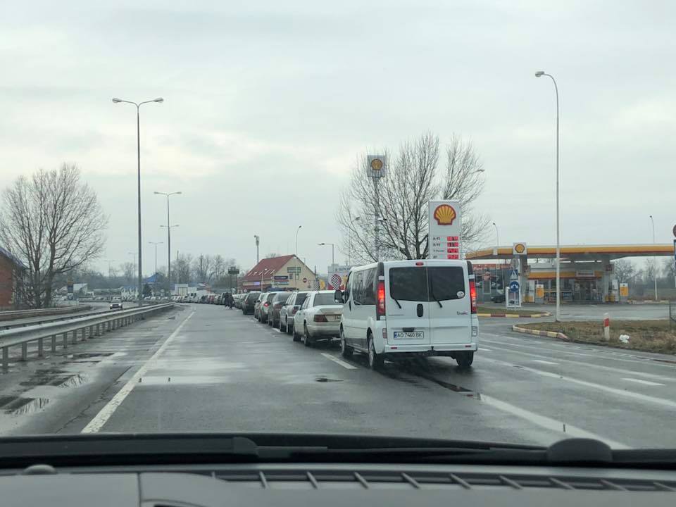 Затор із автомобілів, які рухаються в напрямку українсько-угорського кордону розтягнувся на кілька сотень метрів.