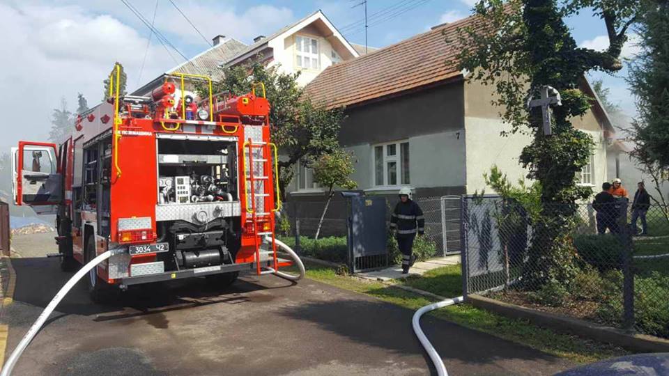20 вересня о 12:38 до оперативно-рятувальної служби надійшло повідомлення про пожежу у житловому будинку в місті Хуст на вул. Ліонова.
