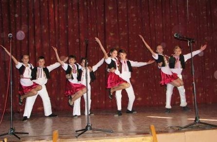 Вчора з нагоди Дня музики у будинку культури селищі Дубове відбулось святкове дійство. Вихованці та викладачі місцевої школи мистецтв провели тематичний концерт з піснями й танцями. 