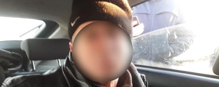 По дороге на работу патрульный задержал мужчину с холодным оружием в руках. Об этом сообщил пресс-секретарь патрульной полиции Эрнест Завадский.