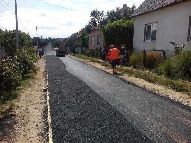 У селі Великі Береги будують дорогу за рахунок обласного бюджету.