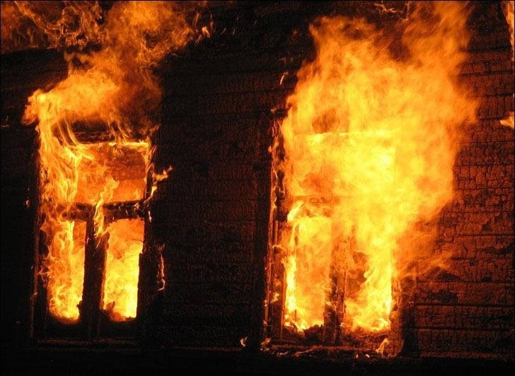 Огонь уничтожил предметы домашнего обихода на площади 8 квадратных метров. м. Причина пожара и ущерб устанавливаются.
