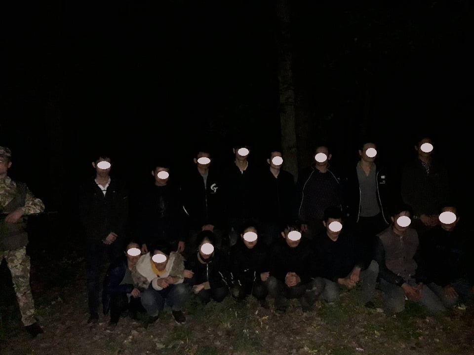 Шістнадцять азіатів, які намагались незаконно дістатись Словаччини, виявили та затримали сьогодні вночі прикордонники Чопського загону.