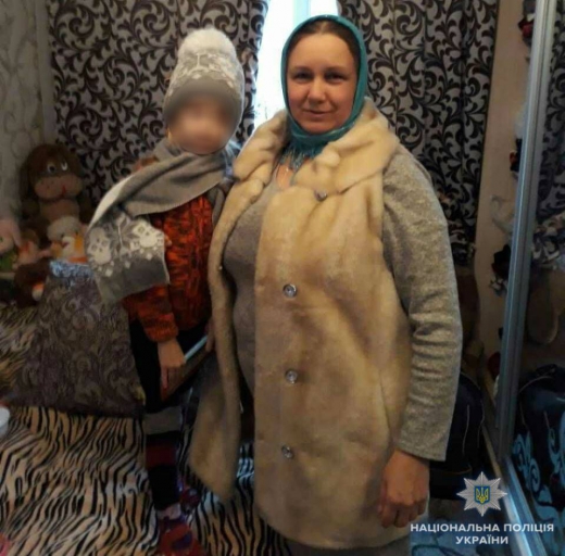 Співробітники Ужгородського відділу поліції розшукують 49-річну жінку, яка пішла з дому 3 липня та не повернулася. Про зникнення ужгородки заявив її син. 
