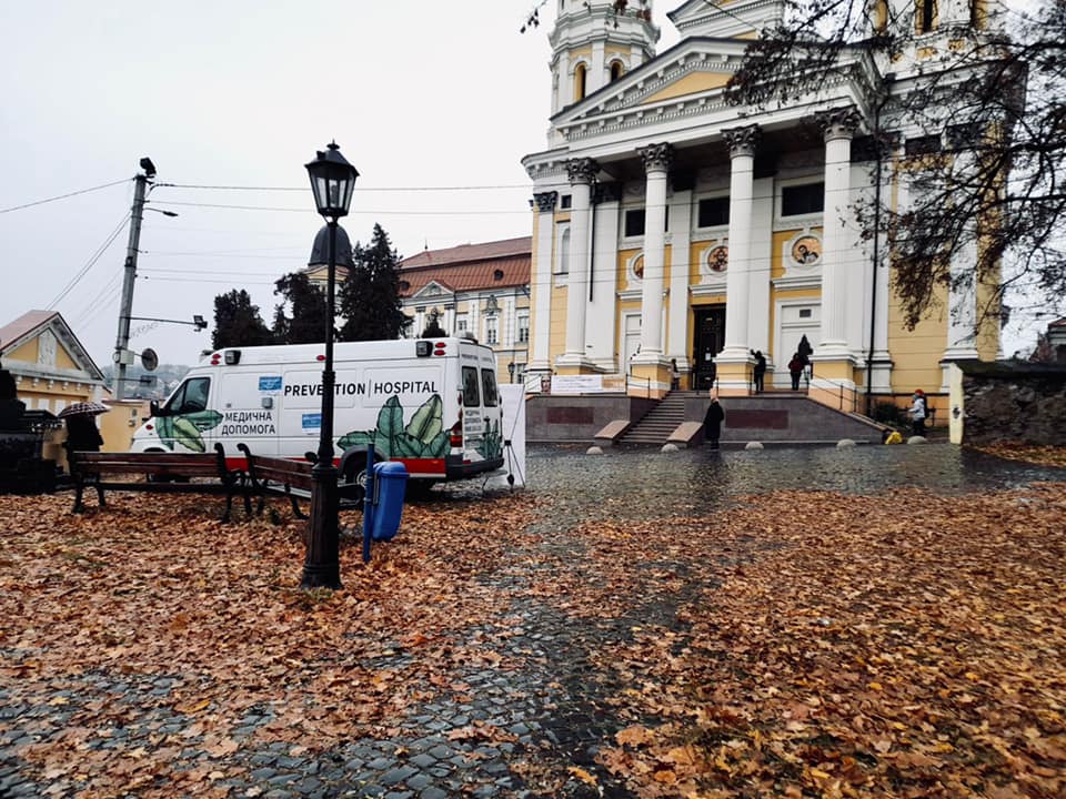 Сьогодні у сквері ім. Марії Терезії в Ужгороді діяв пересувний пункт вакцинації.
