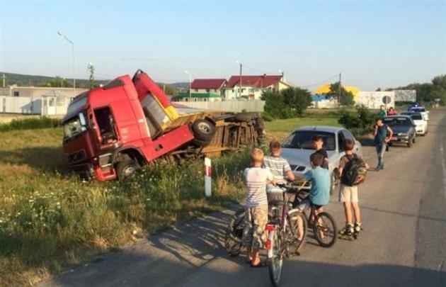 На Ужгородщині, біля кордону з Словаччиною, перекинулася вантажівка / ФОТО