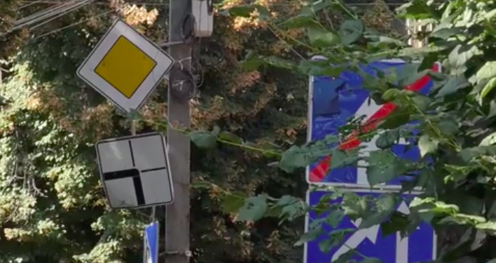 В Ужгороді водії їздять наосліп: дорожні знаки не видно (ВІДЕО)