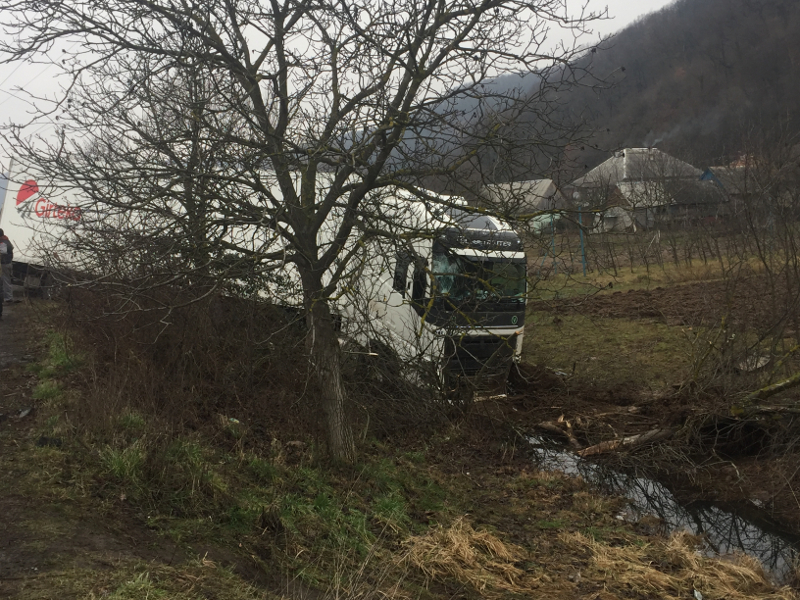 На трассе между Мукачевом и поворотом на село Обава грузовик Вольво слетела с дороги.