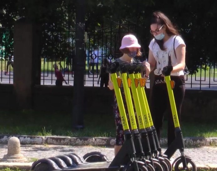 В областном центре Закарпатья за последний год набирает популярность электрический скутер.