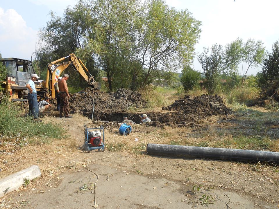 14 серпня працівники ТОВ «Водоканал Карпатвіз» проводять роботи по заміні частини стального водопроводу поліетіленовим, що став непридатним для подальшого використання по вулиці Б. Хмельницького 148.