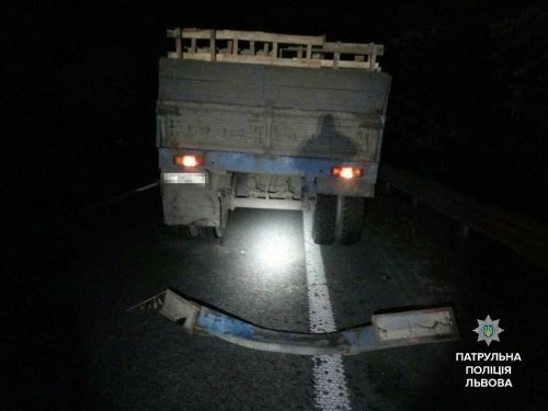 Ввечері 14 червня водій легковика у нетверезому стані вчинив ДТП з КамАЗом, після чого сам втік у ліс.