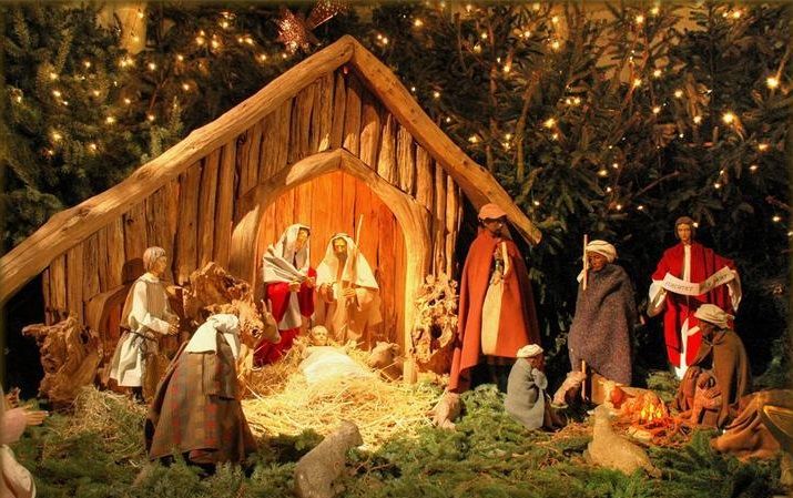 Частина закарпатців відзначає Різдво христове за Григоріанським календарем і колядками прославляють новонародженого Ісуса Христа.

