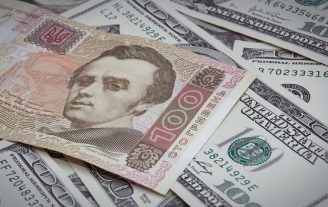 Нацбанк знову послабив офіційний курс національної валюти до долара і рубля. До євро гривня трохи подорожчала. На міжбанку також збереглася негативна динаміка.
