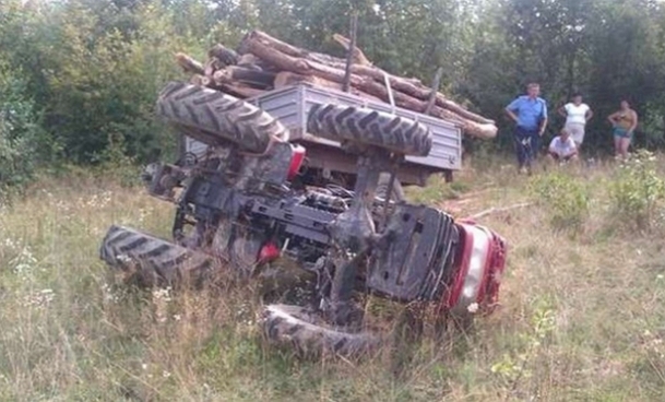 На Рахівщині 50-річний місцевий мешканець смт. Ясіня не впорався з керуванням і трактор перекинувся.