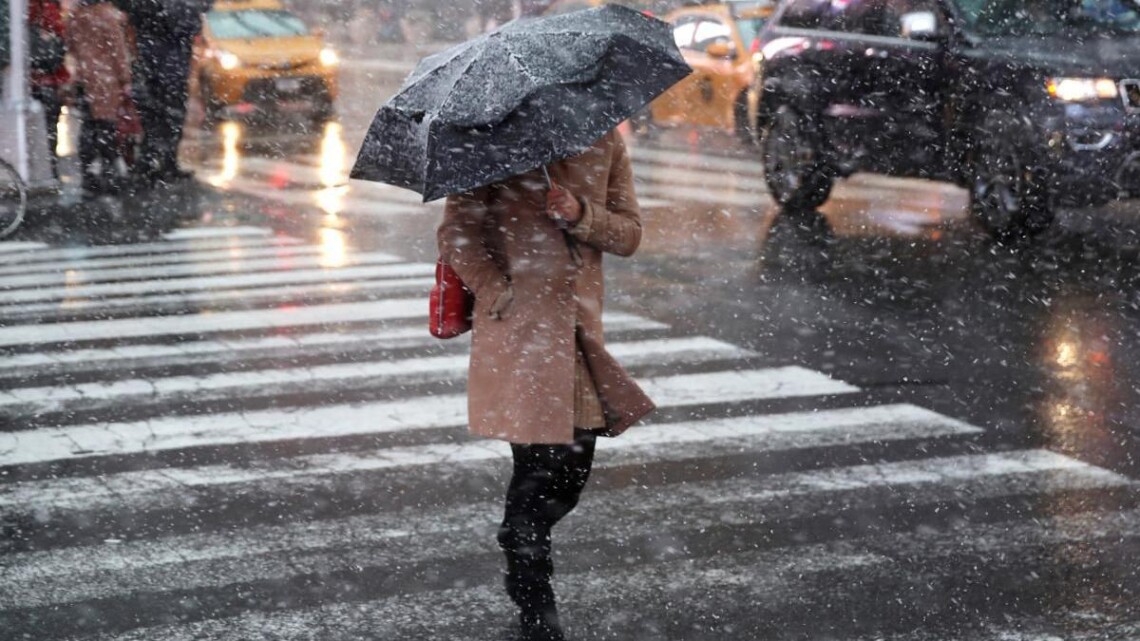 У п'ятницю, 22 грудня, погода в Україні помітно зміниться: пройдуть дощі з мокрим снігом, похолоднішає й посилиться вітер.