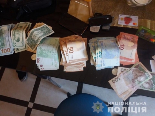 Злочинна група збувала фальшиву валюту на території Ужгородщини, Мукачівщини та Рахівщини. Справу передали на розгляд суду.
