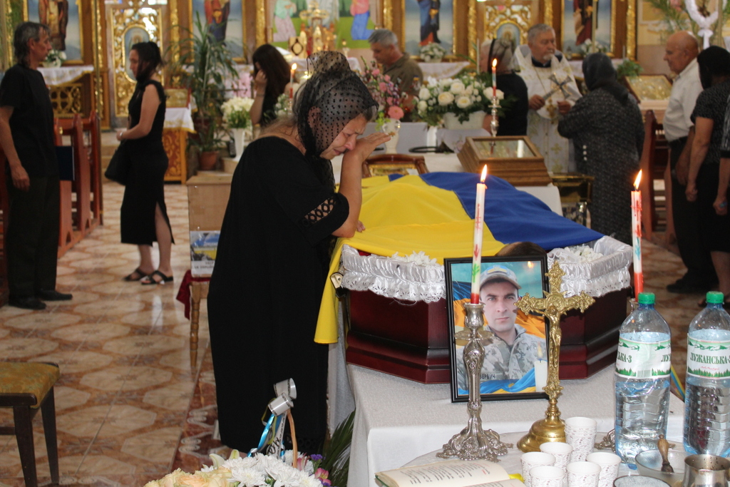 На Закарпатье провожали павшего героя в последний путь (ФОТО)