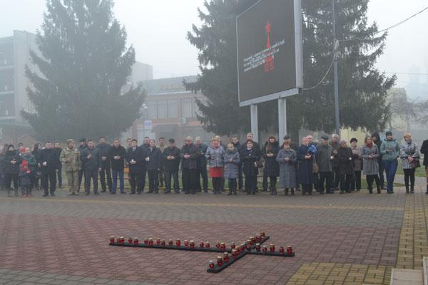 25 листопада у Тячеві, на площі перед районним будинком культури, відбувся жалобний мітинг-реквієм до Дня пам’яті жертв Голодоморів.
