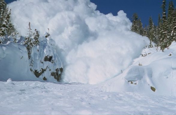 У зв′язку із погіршенням ситуації щодо сніголавинної безпеки на високогір′ї Закарпаття в області оголосили штормове попередження, повідомляє Закарпатський обласний центр з гідрометеорології.
