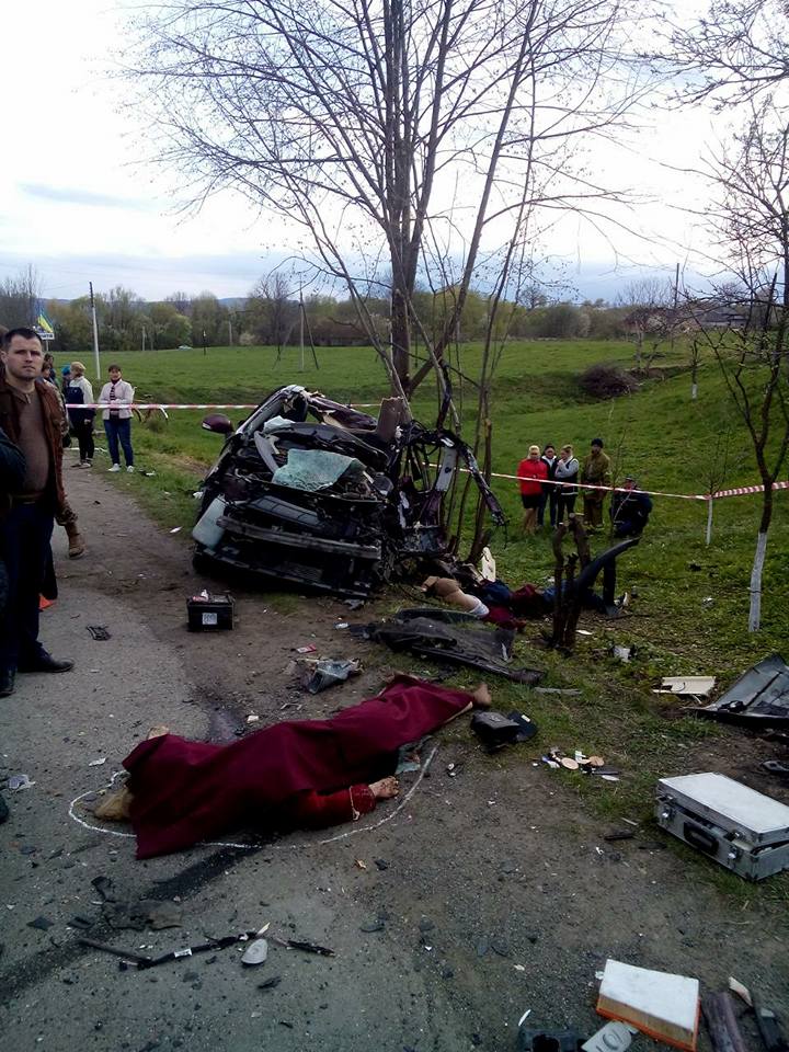 Как сообщает пресс-секретарь Нацполіції в Ивано-Франковской области Мирослава Белдик, в результате 4 человека в возрасте 21-25 лет погибли (водитель и пассажиры автомобиля).

