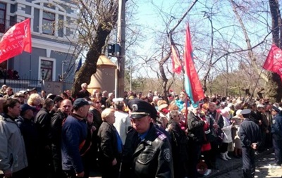 В Одессе возникла потасовка между сторонниками и противниками Майдана (ВИДЕО)