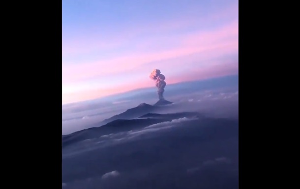 Відео було знято одним з пасажирів літака. В цей час повітряне судно пролітало поблизу вулкана в Мексиці.