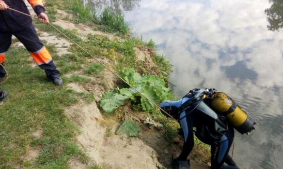 Водолазы ищут тело жителя из села Иза, который накануне упал до местной реки.