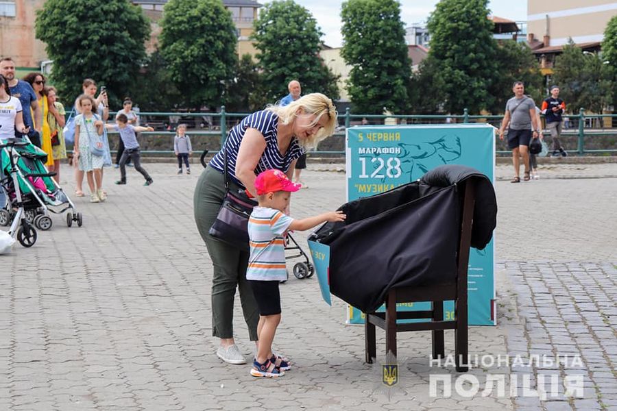 Сьогодні, 5 червня, в Ужгороді продовжується благодійний марафон «128 –  музика на шапку». 