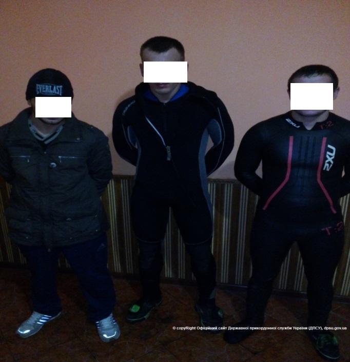 Трьох громадян України затримали учора на Закарпатті за 50 метрів від кордону з Румунією прикордонники Мукачівського загону.
