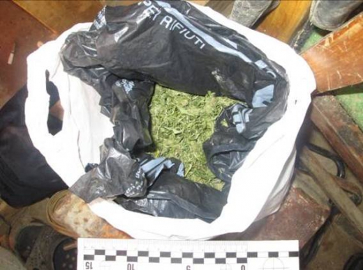 Під час обшуку у помешканні мукачівця поліцейські вилучили марихуану, коноплю та близько 40 скляних пробірок та мензурок, ймовірно, для виготовлення наркотичних засобів. Триває розслідування.
