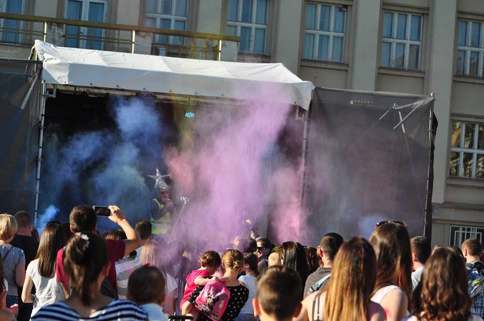 На площі Народній в Ужгороді відбувся "Фестиваль фарб Холі"