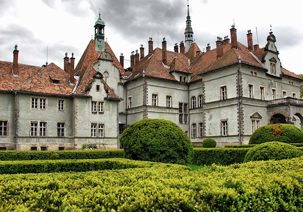 Музей включает в себя миниатюрные предметы целого и реконструкцию руин замков Закарпатья.