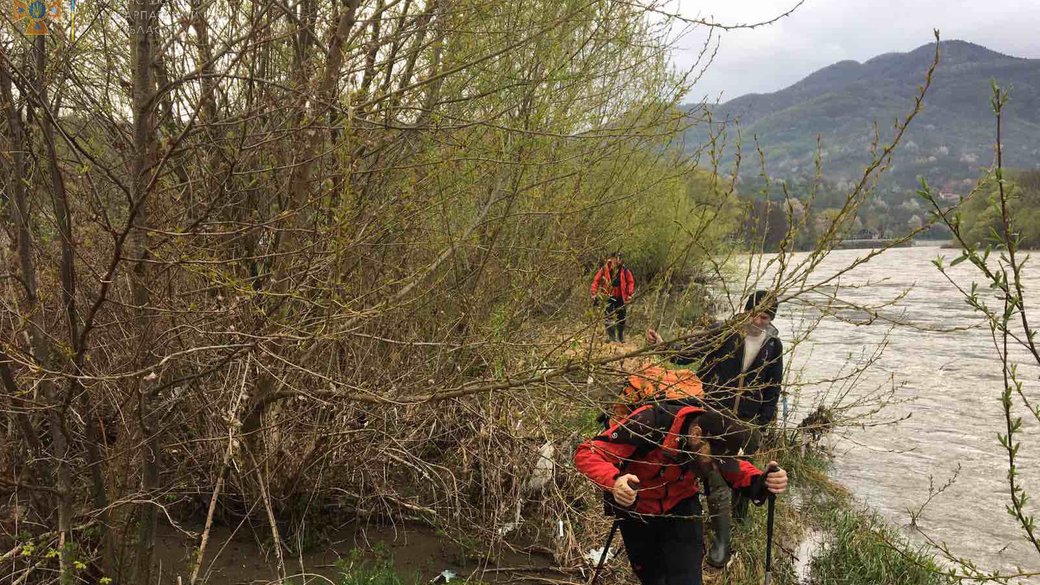 На Закарпатье продолжаются поиски мужчины, который 25 апреля въехал на автомобиле в реку Тиса в селе Лугово Раховского района.