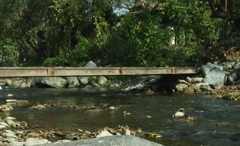 У селі Тур’я Поляна відновлюють знищені паводком мости через річку.