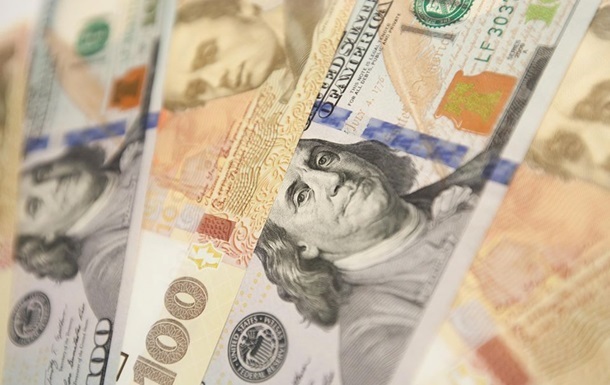 Курс долара на міжбанку в продажу впав на три копійки, до 23,25 гривні за долар, курс у купівлі знизився на дві копійки - до 23,24 гривні за долар.