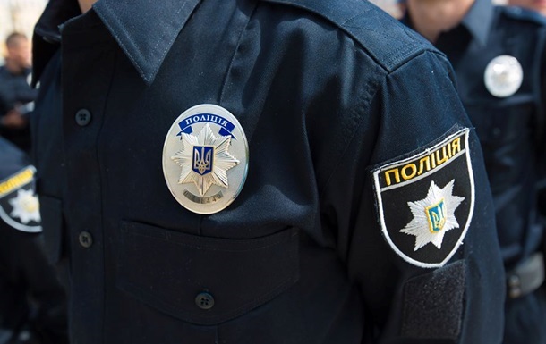 Произошел инцидент вчера вечером на трассе Киев - Чоп. Мужчина имел удостоверение лица, но не имел при себе водительского. причиной остановки патрулем послужил неосвещенный задний номер авто. 