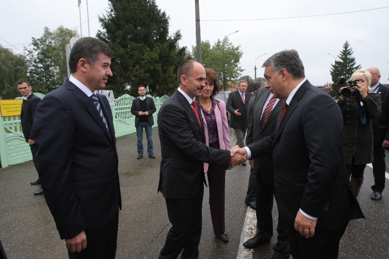Сьогодні на Закарпаття з офіційним візитом прибув Прем’єр-міністр Угорщини Віктор Орбан. На кордоні, в залі пункту пропуску «Лужанка» відбулася зустріч з керівництвом області.
