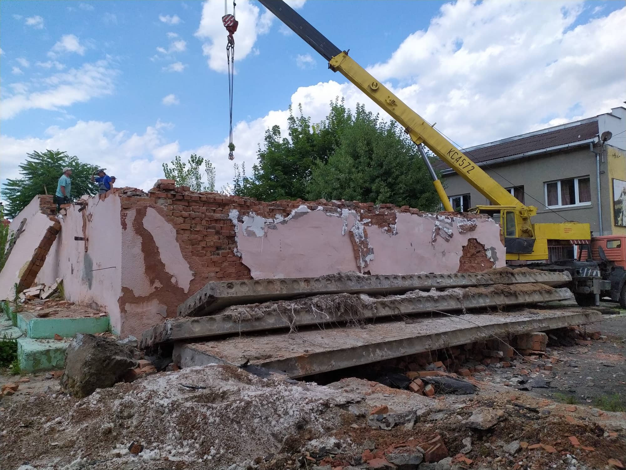 Наприкінці червня оформлено дозвіл на початок виконання будівельних робіт - реконструкція ДЮСШ по вул. Духновича, 93 в м. Мукачево.