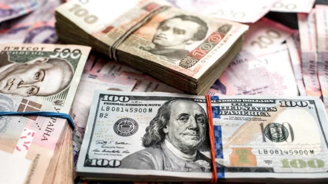У четвер, 10 листопада, готівкова гривня ослабла відносно долара та євро як на 